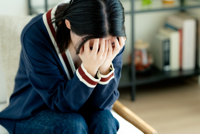 悩む女性